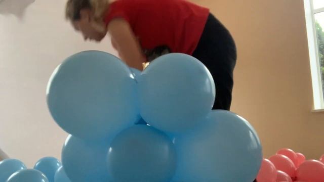 Геометрия в фотозоне! Белый фон, гирлянда из шариков, фольгированные шары и цветочные композиции смотреть онлайн