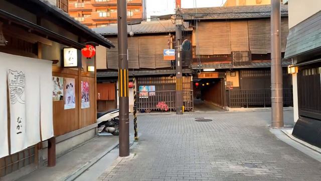 Geisha on a run and Japanese parking for your umbrella. смотреть онлайн