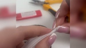 Как вставить разъемный ограничитель на рулонную спиральную молнию ремонт молнии Т5