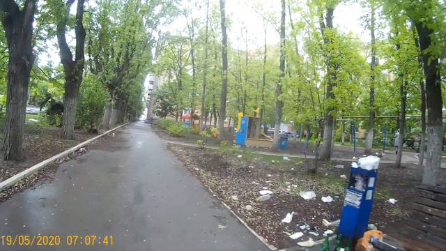 Саратов Алея с детской прощадкой Срачь никто не убирает уже месяц смотреть онлайн