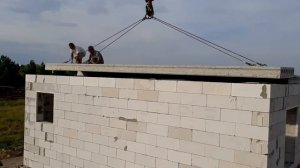 Как  монтировать плиты перекрытия на стены из газобетона.