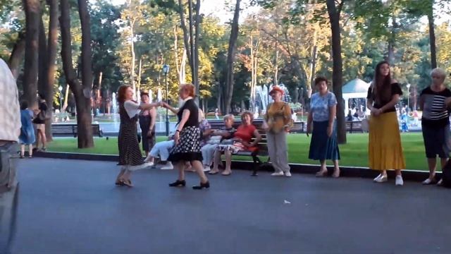 ВАЛЬС! ЖИВАЯ МУЗЫКА В САДУ ШЕВЧЕНКО ХАРЬКОВ СЧАСТЛИВЫЕ ДНИ смотреть онлайн