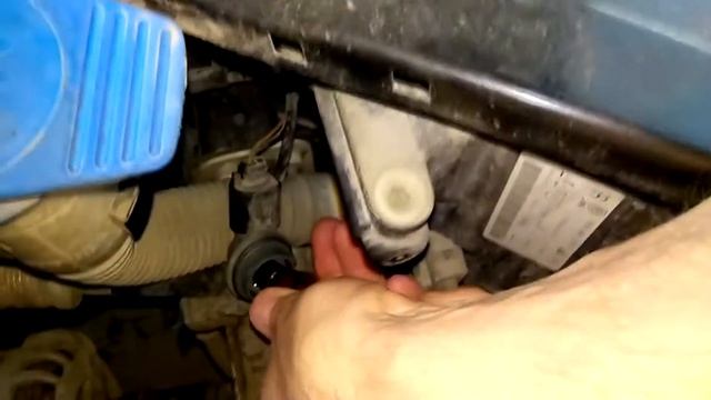 Замена лампочки поворотника не снимая блок фару. Поло седан Фольксваген VW смотреть онлайн