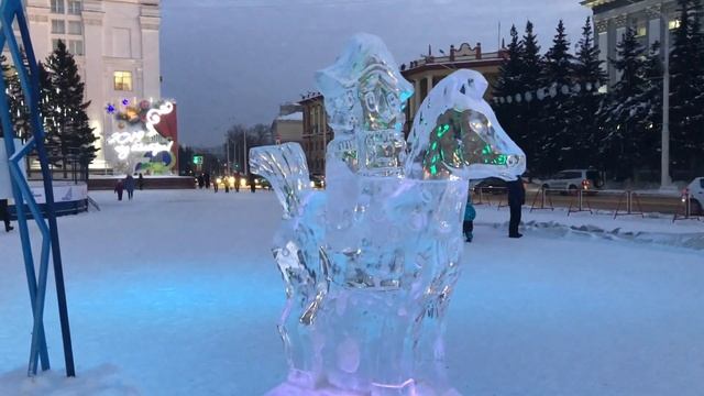 Ледяные фигуры на площади Советов Кемерово. Вики Сара смотреть онлайн