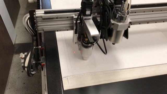 Резка пластика ПВХ осциллирующим инструментом на планшетном режущем плоттере смотреть онлайн