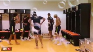 Игроки сборной БРАЗИЛИИ танцуют в раздевалке