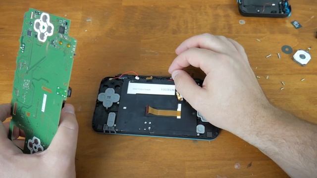 Taking Apart The New Nintendo 2DS XL!