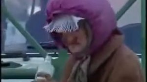 Бабка матерится на остановке. Псков. Ржака нереальная!