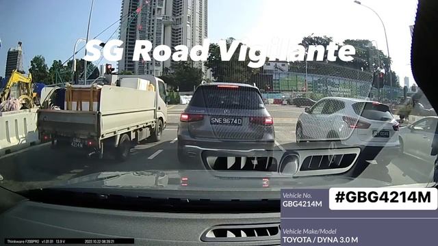 22oct2022 thomson road #GBG4214M toyota dyna turning right on a turn left lane смотреть онлайн