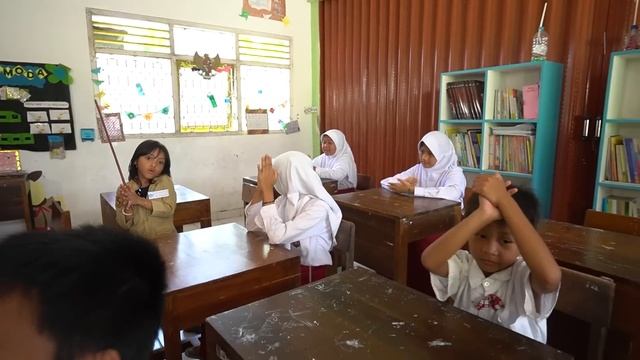 LEIKA GURU RAJIN VS TOMPEL GURU MALAS ? DRAMA PARODI LEIKA VS TOMPEL JADI GURU DI SEKOLAH смотреть онлайн