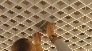 Монтаж круглого встраиваемого светильника в потолок грильятто. Светильник downlight