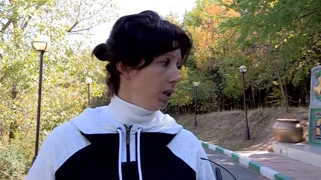 В дендропарке оголенные провода "изолируют" пластиковыми банками смотреть онлайн