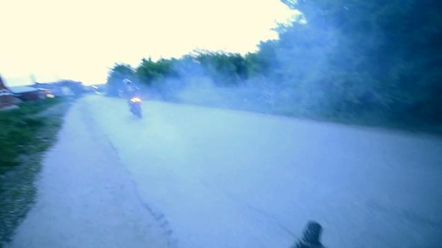 Suzuki DRZ400SM шлифует покрышку + вилли смотреть онлайн