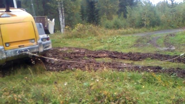 Ломовоз груженный металлоломом 17 тонн.. MAN TGS застрял...выдергивает погрузчик Liebherr 550.. смотреть онлайн