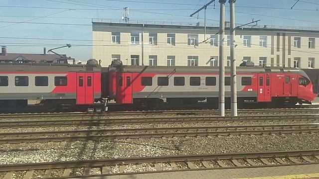 Пригородный электропоезд Междуреченск Новокузнецк прибывает на ст Новокузнецк смотреть онлайн