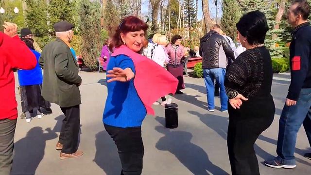 А ТЫ ЛЮБОВЬ МОЯ ПЕРВАЯ! ТАНЦЫ В ПАРКЕ ? ХАРЬКОВ АПРЕЛЬ 2023 UKRAINE смотреть онлайн