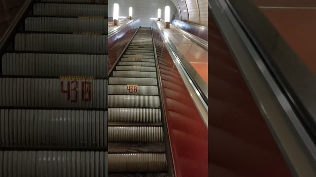 В выходной метро Менделеевская..Народу вообще нет. смотреть онлайн