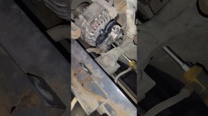 Как снять генератор DAF XF 105 крестовая отвертка