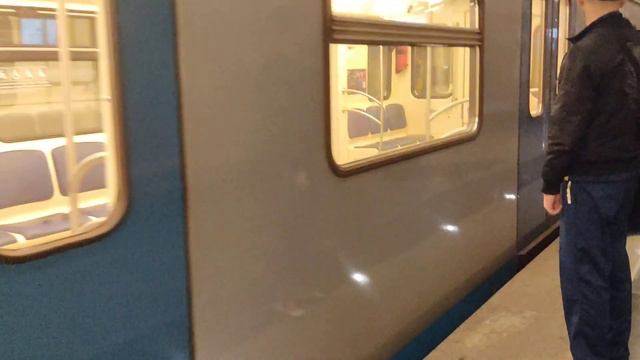 Поезд Ока 81-760/761 на станции Деловой центр (8а) Солнцевской линии смотреть онлайн