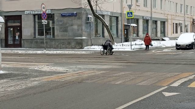 Липовый "инвалид" собирает пожертвования у церкви на Вишняковском переулке в Москве. смотреть онлайн
