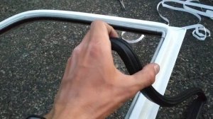 Правильная уcтановка уплотнителя клеящийся на двери!