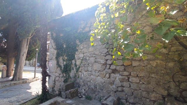 У въезда в Гагры приезжающих в Абхазию встречает храм VI века священномученика Ипатия Гангрского смотреть онлайн