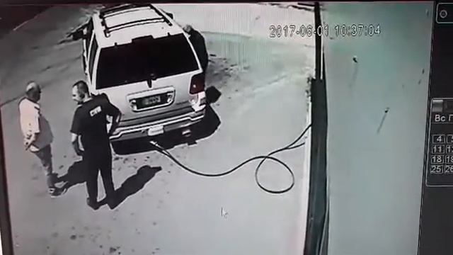 Внимание ! Кража на заправке ! Видеокамеры уже не спасают смотреть онлайн