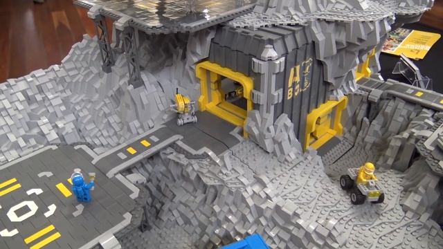 LEGO Classic Space Exploration Base | Brickvention 2019 смотреть онлайн