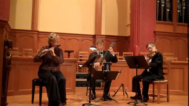 Molino: Trio Op 19 no 2 for flute, viola & guitar / Rondo and Waltz — on period instruments смотреть онлайн