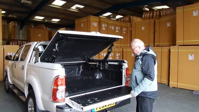 Toyota Hilux Top Up Cover with Styling Bars смотреть онлайн