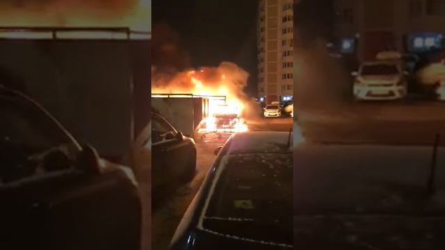 Поджог автомобилей в г.Московский на улице Москвитина смотреть онлайн