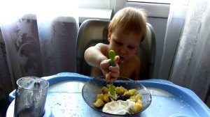 🍽VLOG: Как научить ребенка есть самостоятельно. Малыш учится кушать)