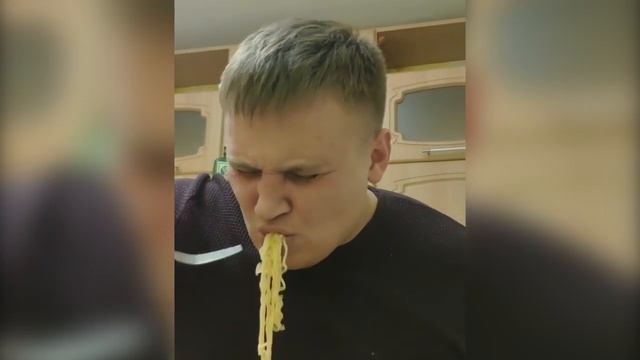 Амурчанин отведал доширак со змеей смотреть онлайн