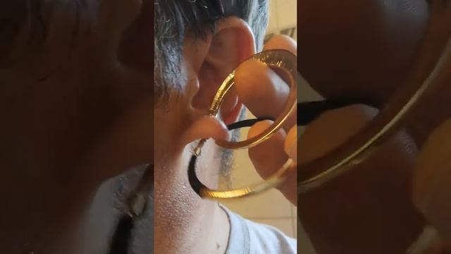Проколотые уши.Серьги кольца,6 см.с различными замками в двух дырочках...... смотреть онлайн