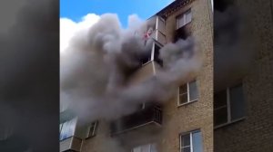 Что бы спастись от пожара отец сбросил  балкона своих двух детей и жену