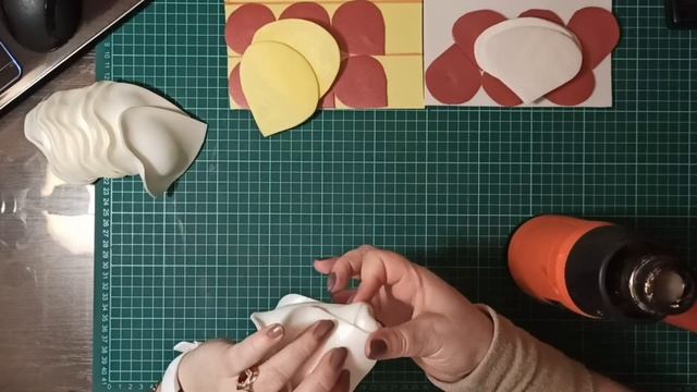 Раскройка изолона для начинающих и Роза «Малышка» за 5 минут!!! (цветы из изолона и фоамирана) смотреть онлайн