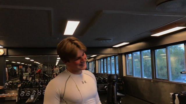 17 Year Old Bench Pressing 100 kg / 220 lbs смотреть онлайн