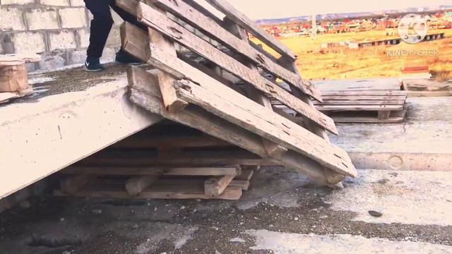 Бросаем деревья и камни через крышу стройки смотреть онлайн