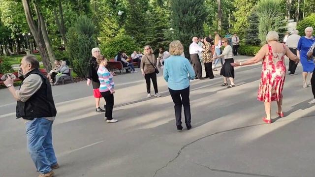 Люблю баяниста Танцы в парке Горького Май 2021 Харьков смотреть онлайн