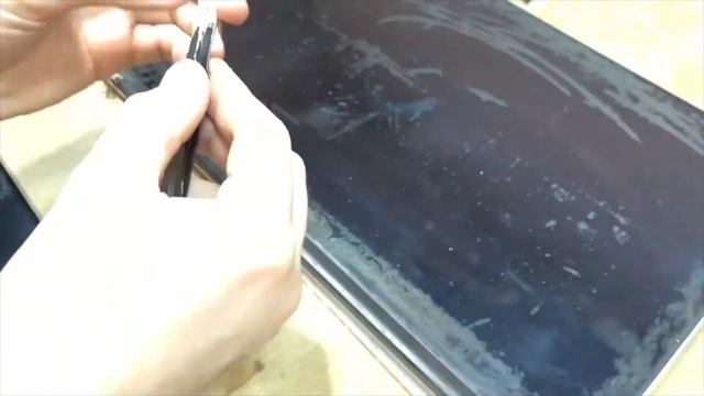 Как снять планку под основанием экрана на Macbook Pro Retina Mid 2012 чтобы подтянуть петли смотреть онлайн