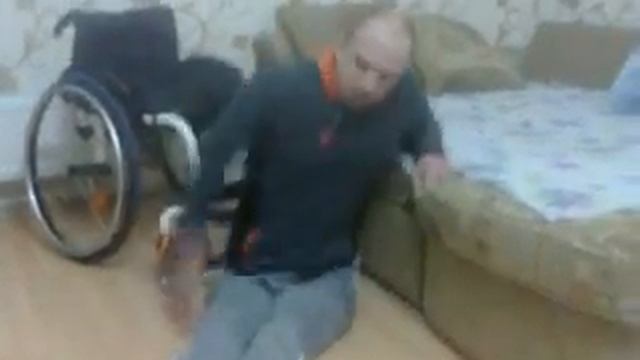 шейник пересаживается с пола на коляску смотреть онлайн
