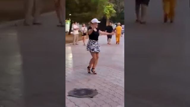 Хава нагила, поёт Сергей Быстров в Евпатории, танцует Маргарита Колокольцева ? смотреть онлайн