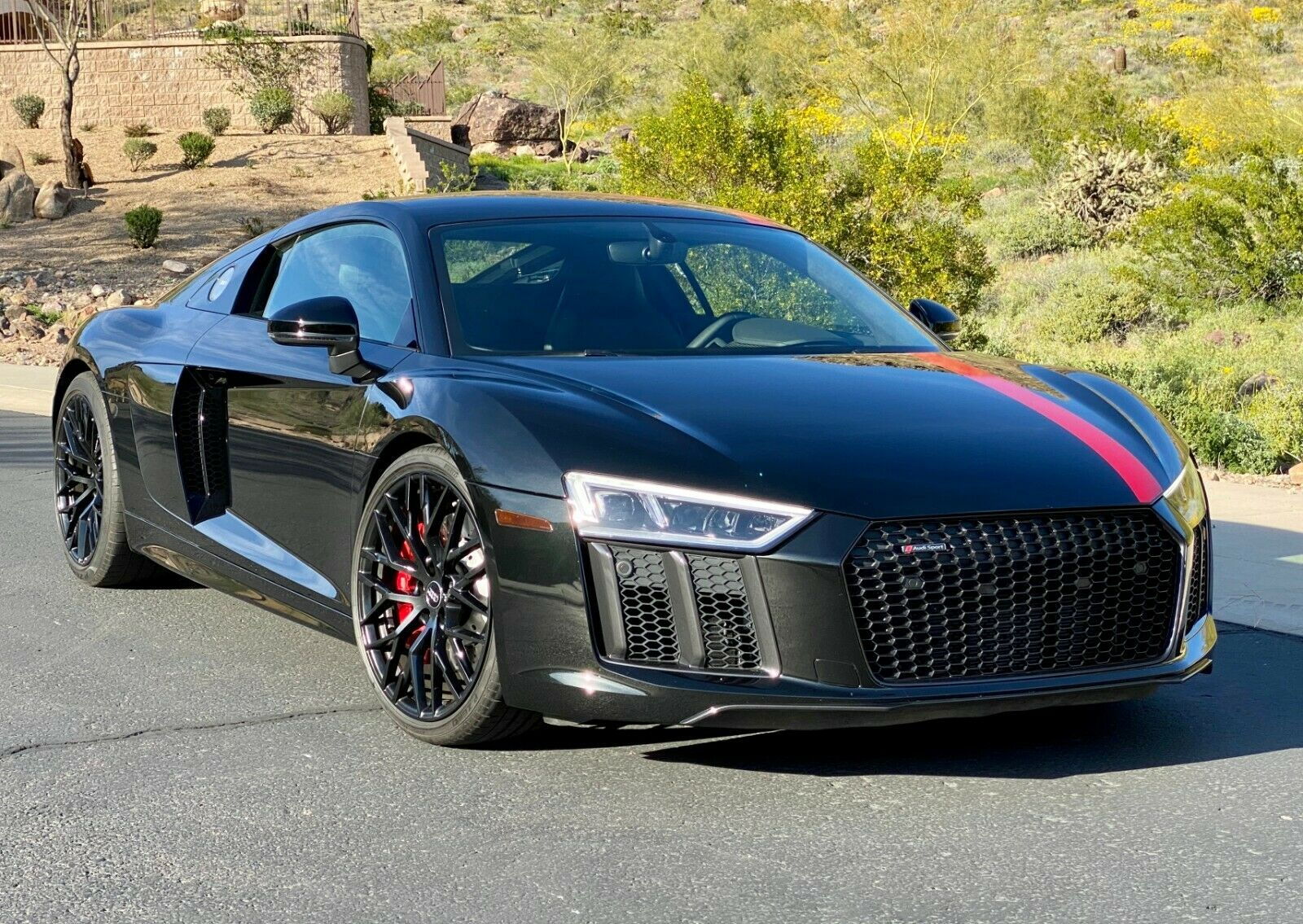 Audi R8 спортивный автомобиль.