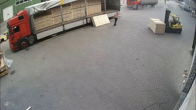 18+ Несчастные случаи на производстве. видео с камер наблюдения. смотреть онлайн