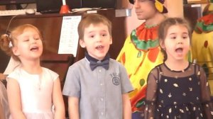 Песня "Поздравляем бабушку"  (Сл.  и муз.  С. Н. Хачко) Группа №8 "Знайки"