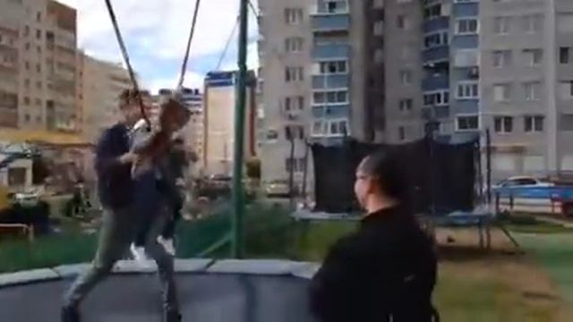 Варя на тарзанке на батуте смотреть онлайн