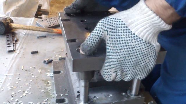 Сборка штампа - установка пуансона смотреть онлайн