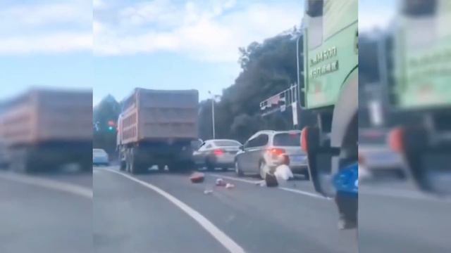 Idiots in Cars | China | 36 | Near Miss Edition смотреть онлайн
