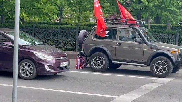 Американским флагом подметали асфальт на День Победы в Воронеже смотреть онлайн