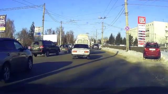 кроссовер в Омске подрезал паркетник у Октябрьского ЗАГСа 23.01.2017 смотреть онлайн